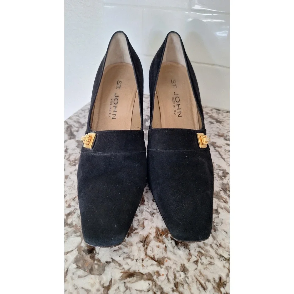 St John Black Suede Block Heel Pumps Square Toe Gold Logo Made in Italy 7.5 B